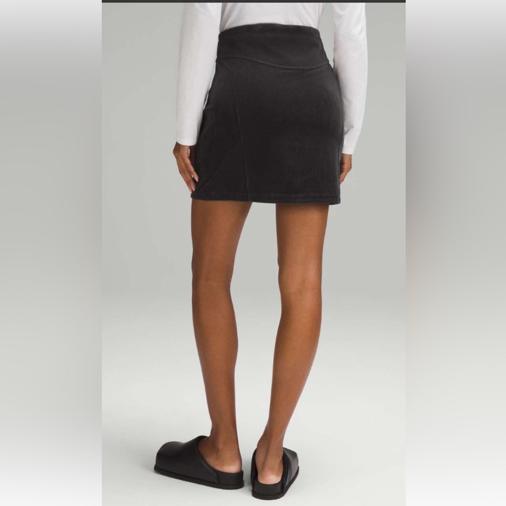 Lululemon Scuba Mid-Rise Mini Skirt *Velvet Cord
Black